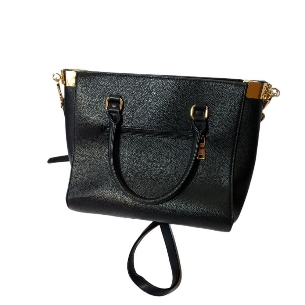 Black
Handbag with Gol Details & Soulder Strap